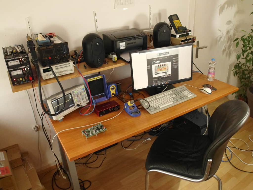 Töörö - Hybrid Polyphonic Supersynth 12 lab office1