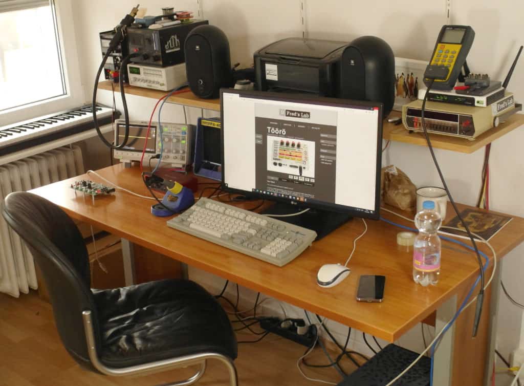 Töörö - Hybrid Polyphonic Supersynth 11 lab office2
