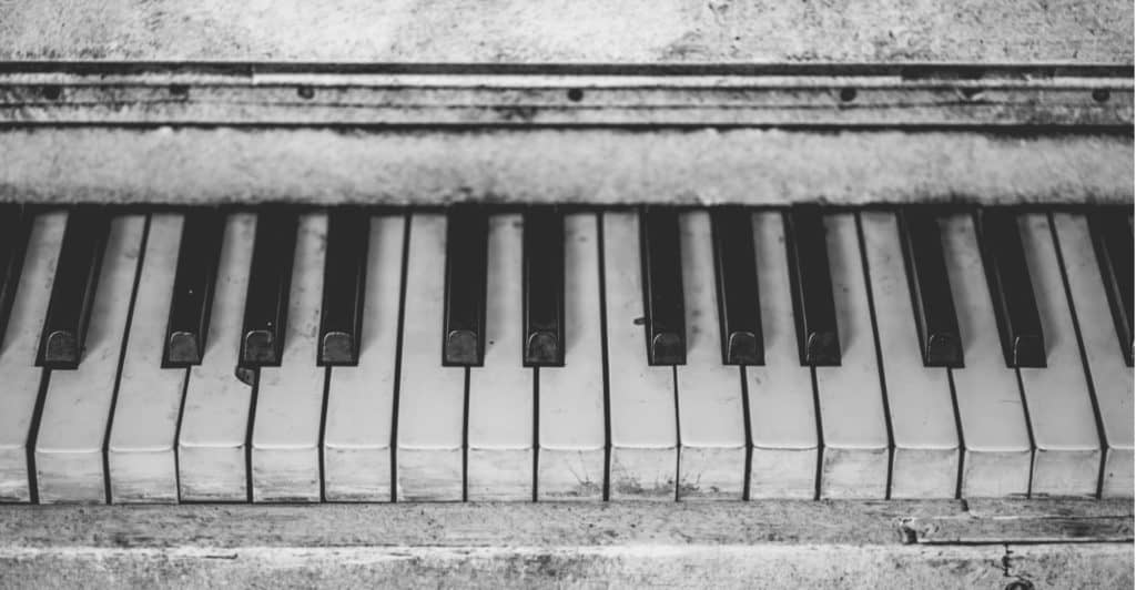 Piano vintage black white