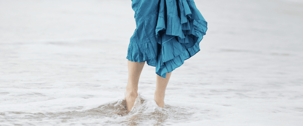How to Record the Ocean Sounds 10 Ocean waves wash young womans feet